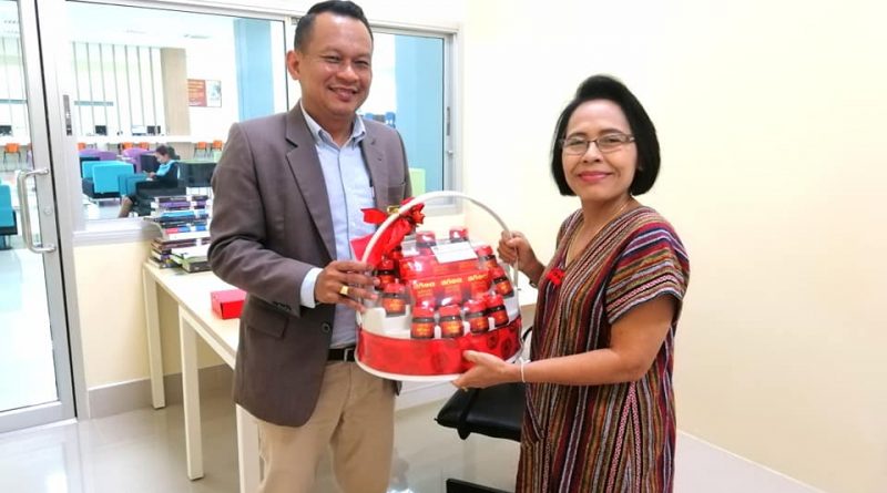 ๑๗ ม.ค.๖๒ อาจารย์วสันต์ สุทธโส รองอธิการบดีฝ่ายบริหารเเละกิจการสภาฯ เข้าพบ ผศ.สมทรง นุ่มนวล อดีตรักษาราชการเเทนอธิการบดี มรส.เพื่อสอบถามถึงอาการป่วยเเละได้มอบกระเช้าอวยพรปีใหม่ ๑๗ ม.ค.๖๒ อาจารย์วสันต์ สุทธโส รองอธิการบดีฝ่ายบริหารเเละกิจการสภาฯ เข้าพบ ผศ.สมทรง นุ่มนวล อดีตรักษาราชการเเทนอธิการบดี มรส.เพื่อสอบถามถึงอาการป่วยเเละได้มอบกระเช้าอวยพรปีใหม่