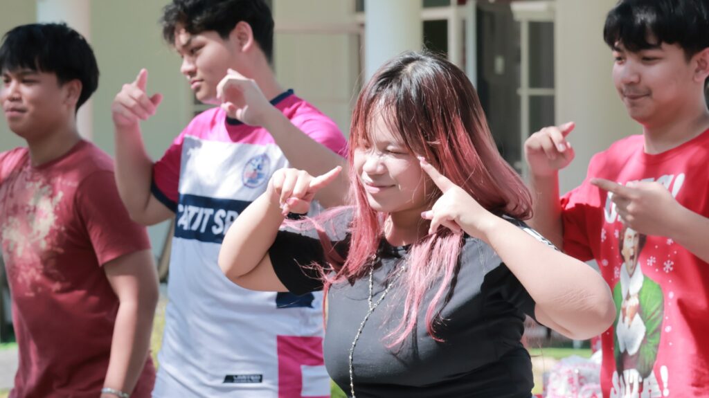 อาจเป็นรูปภาพของ หนึ่งคนขึ้นไป, ผู้คนกำลังยิ้ม และ ข้อความพูดว่า "AUTSP"