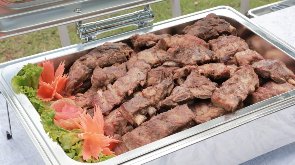 อาจเป็นรูปภาพของ สเต็ก, ซูชิ และ เนื้อแกะย่าง Souvlakia