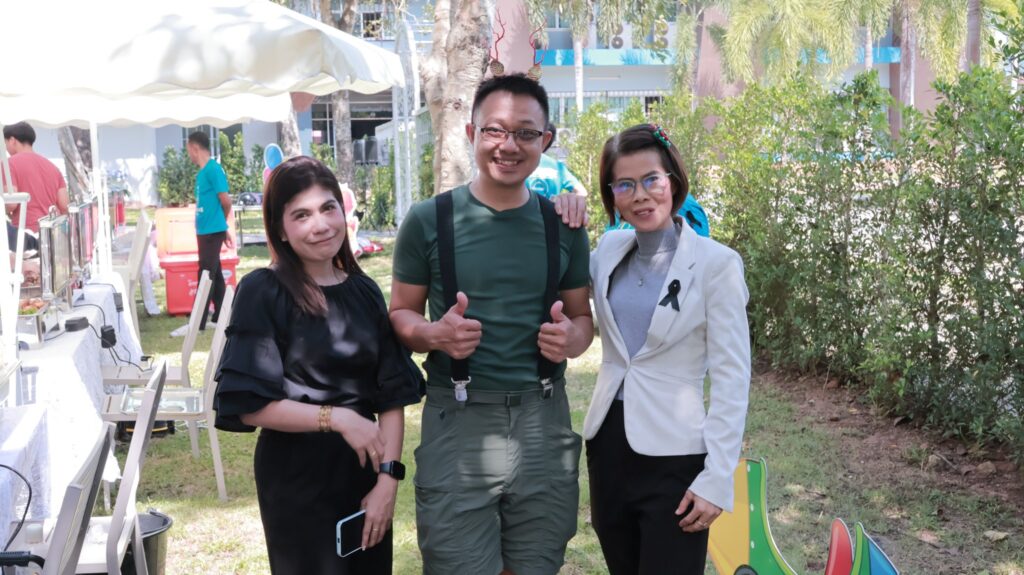 อาจเป็นรูปภาพของ หนึ่งคนขึ้นไป, ผู้คนกำลังยิ้ม และ ข้อความ