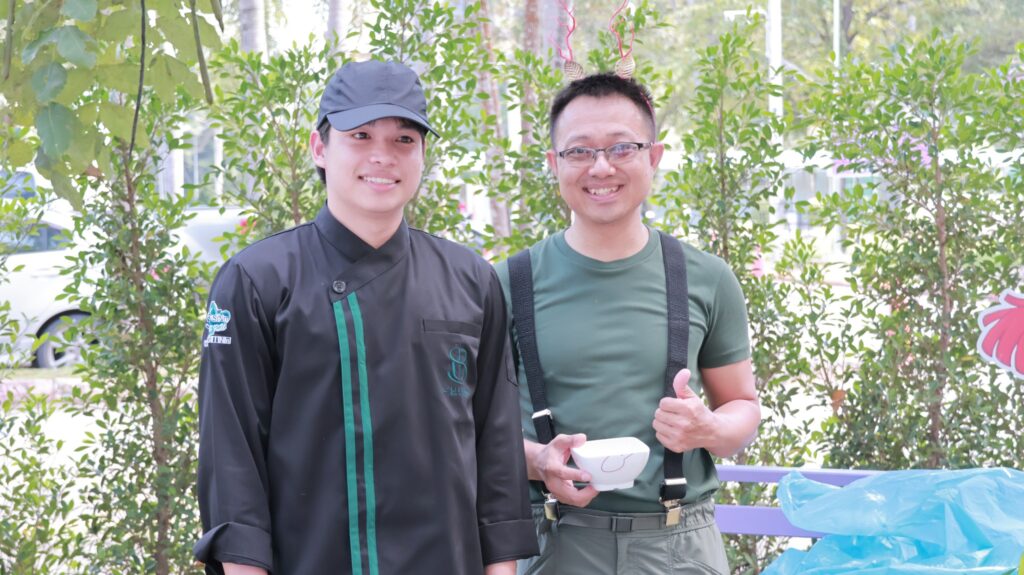 อาจเป็นรูปภาพของ หนึ่งคนขึ้นไป และ ข้อความ