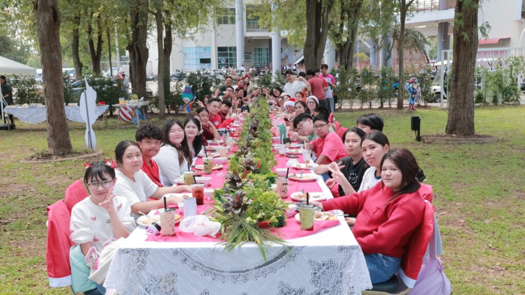 อาจเป็นรูปภาพของ ตาราง และ ต้นไม้