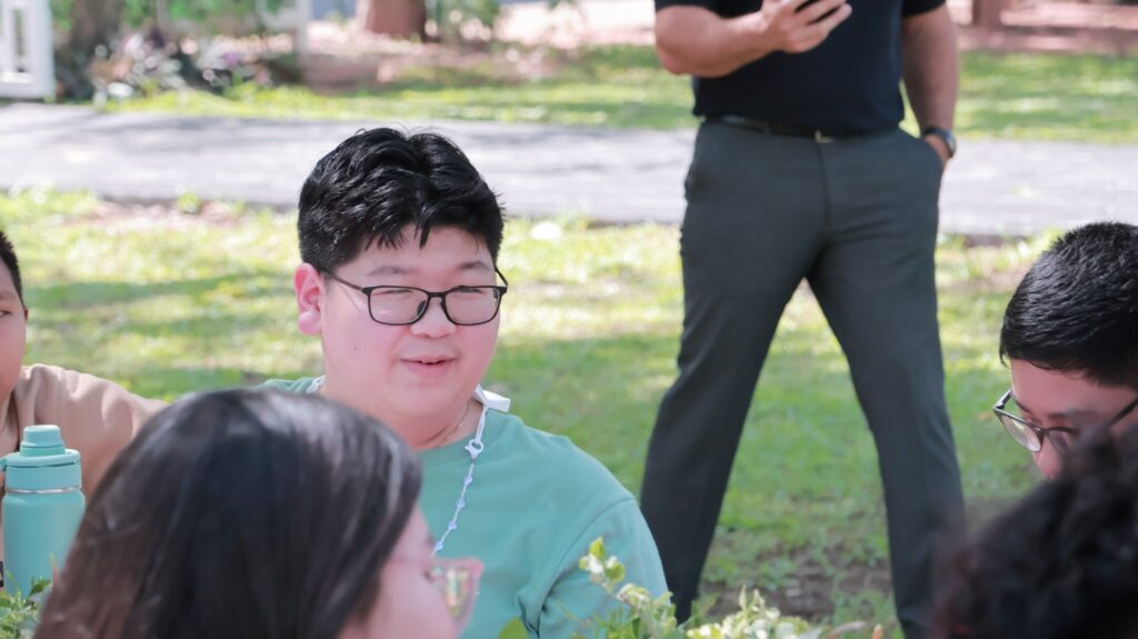 อาจเป็นรูปภาพของ หนึ่งคนขึ้นไป และ ผู้คนกำลังยิ้ม